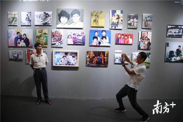 市民合影 孙俊杰摄