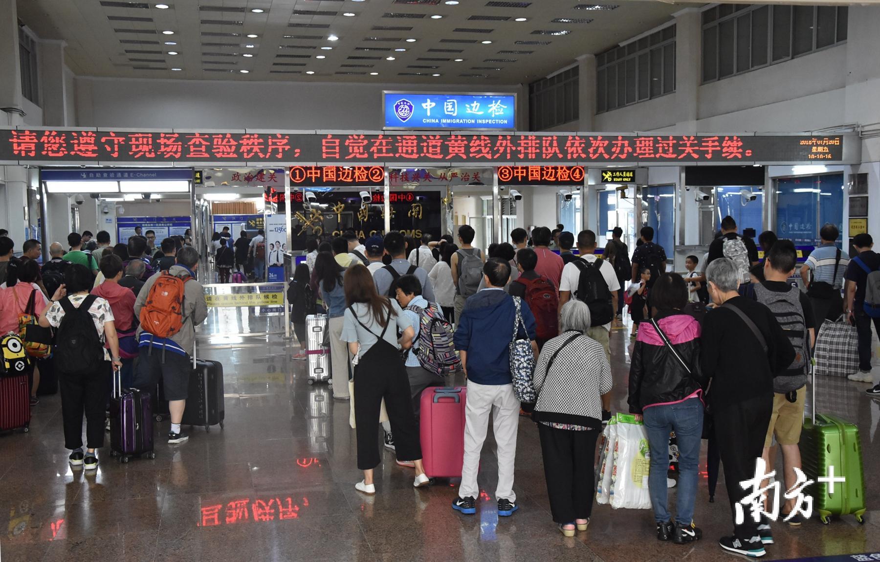 预计国庆期间，江门市港澳客运码头迎来客流高峰。图片来自于江门边检站