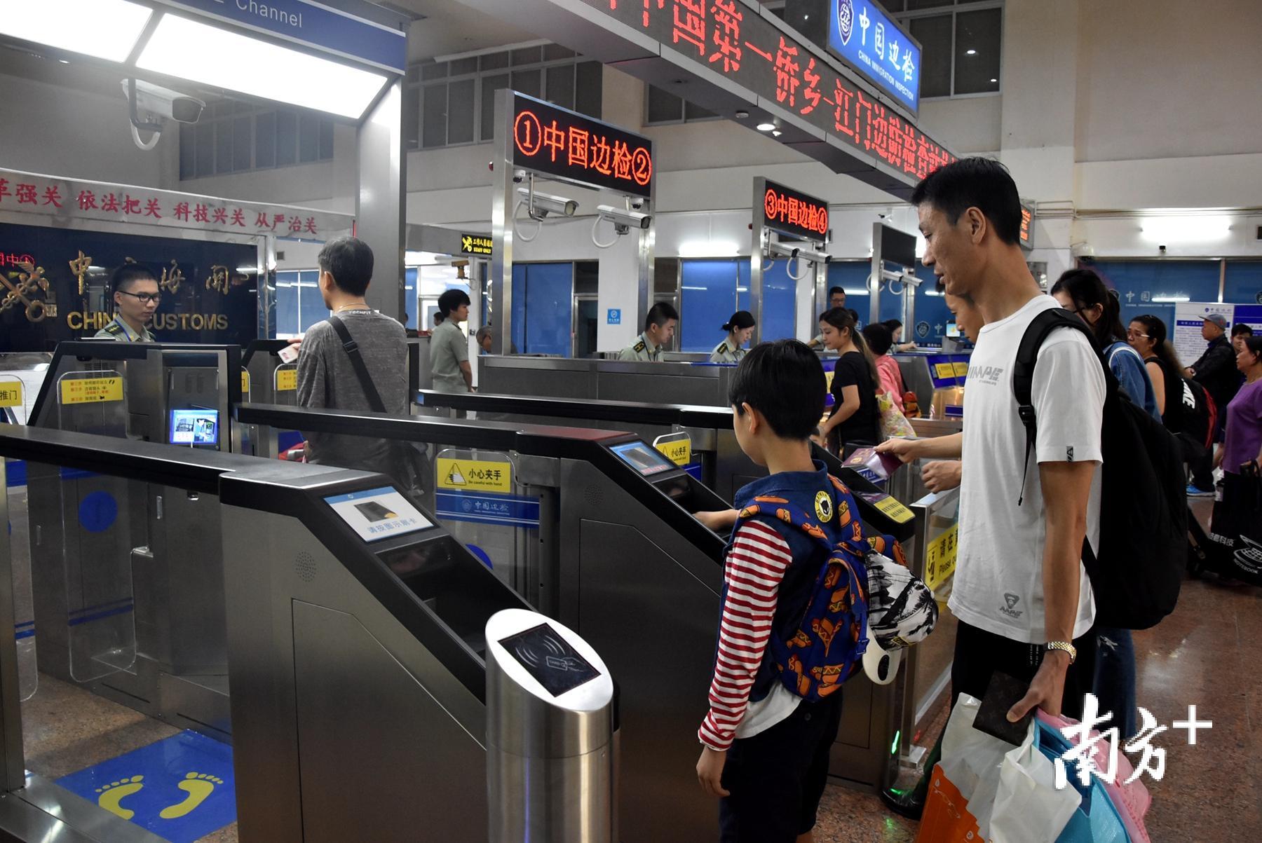 国庆长假期间，出入江门港的旅客多以旅游、探亲、返乡为主。图片来自于江门边检站