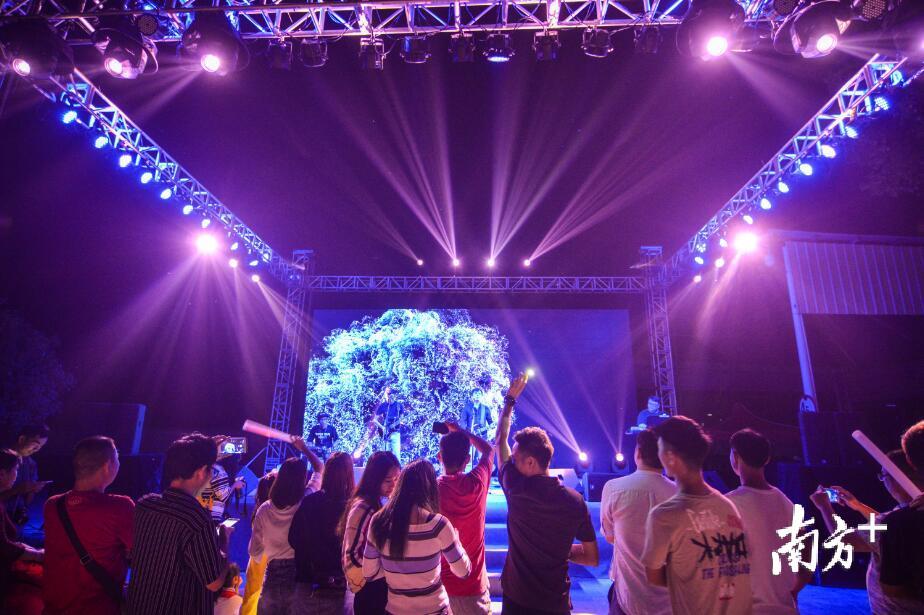 开幕的前一天晚上，连南还举行了稻田鱼电音节，不少年轻游客玩得乐而忘返。 南方全媒体记者 曾亮超 摄