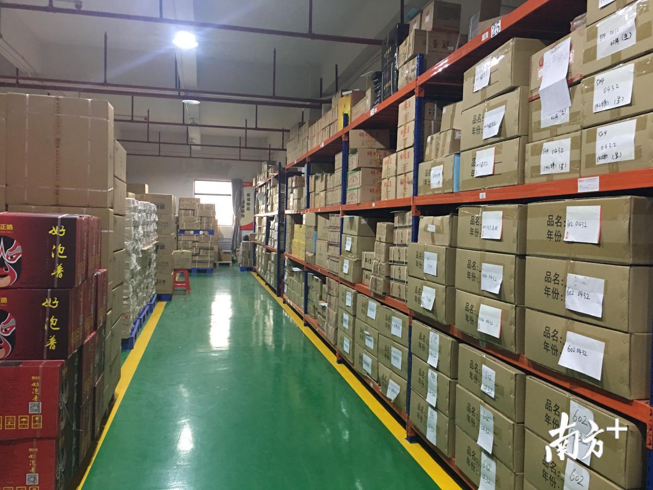 这是茶叶市场新建的标准化仓库.