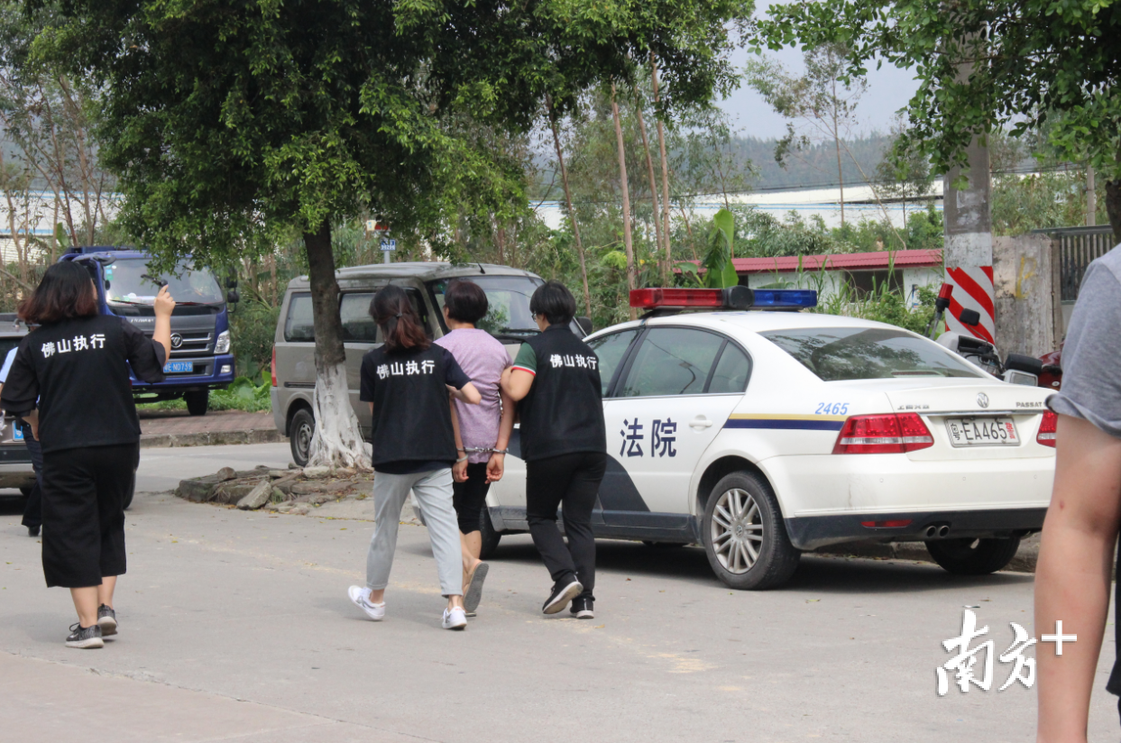 法院执行干警在现场对干扰妨碍强制执行群众实施拘留。 法院执行干警在现场对干扰妨碍强制执行群众实施拘留。
