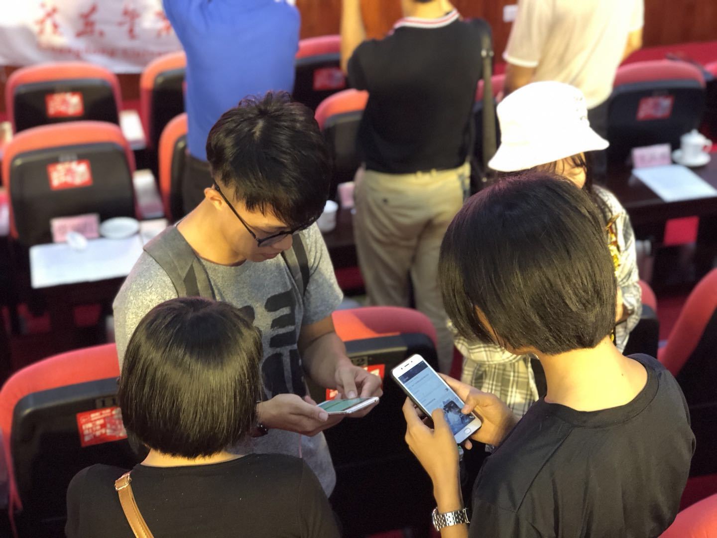 现场，很多参赛选手互相留下了联系方式。