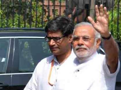 米斯里（左）曾任莫迪私人秘书 图片来自外媒