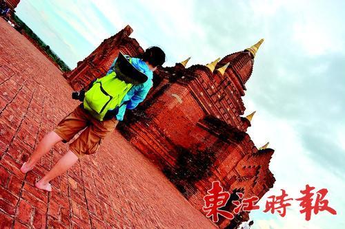 在许多国家，参观寺庙和塔，必须脱鞋摘帽。 