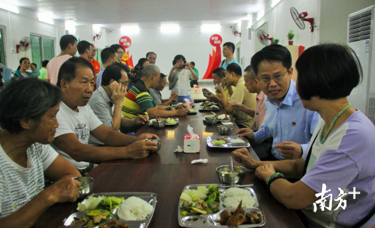 29日18时,在高赞党群服务中心长者饭堂内,顺德区委副书记、政法委书记王勇与高赞村长者一同就餐。南方+记者 欧阳少伟摄 29日18时,在高赞党群服务中心长者饭堂内,顺德区委副书记、政法委书记王勇与高赞村长者一同就餐。南方+记者 欧阳少伟摄