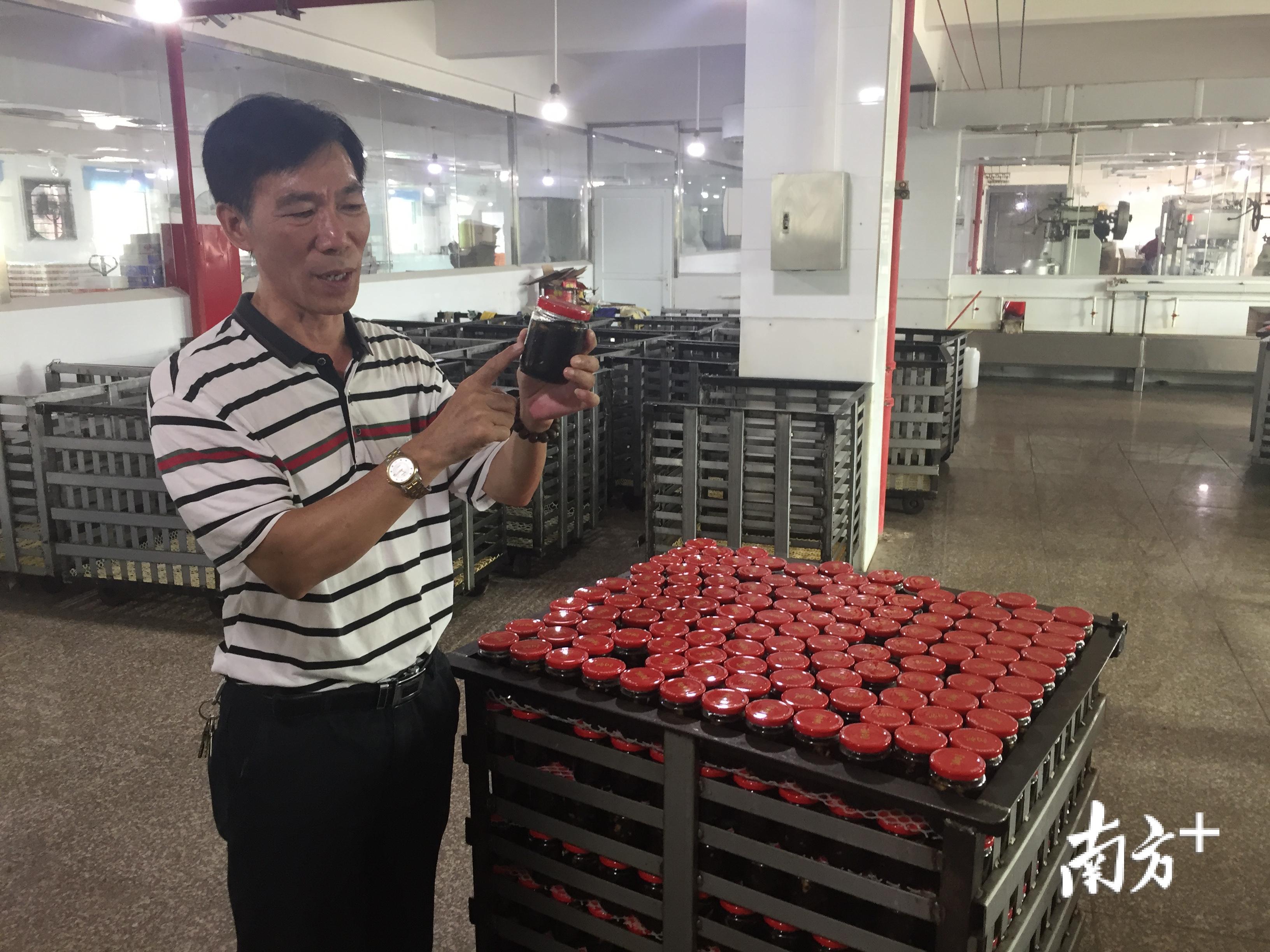  一线传承者黄基介绍生产性基地的创新产品。南方日报见习记者吴思旻摄。