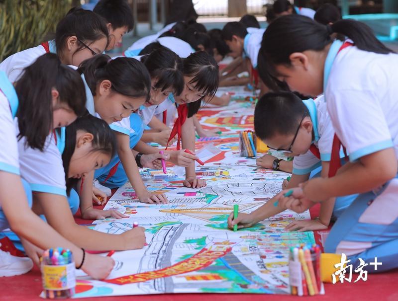 学生们绘长画卷，表达对祖国的祝福。