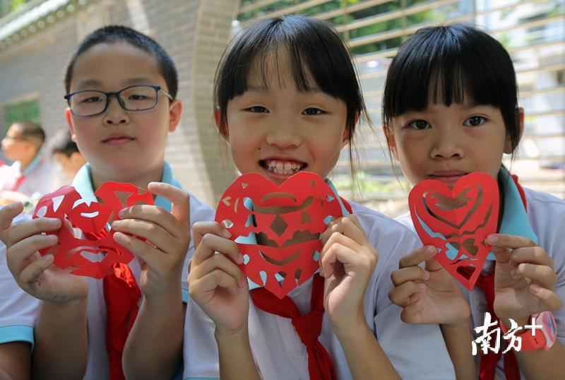 学生们剪出爱心图案，表达对祖国的爱。