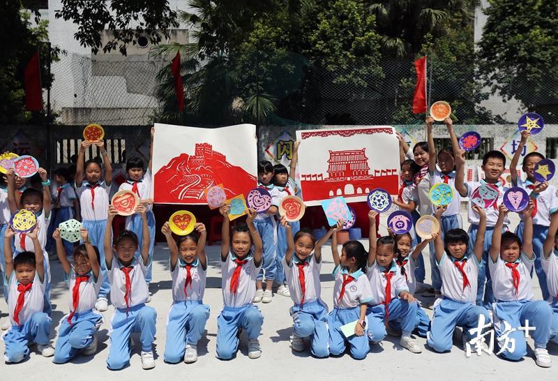 学生们用灵巧的小手剪出美丽的图案，天安门、长城等作品一一亮相。