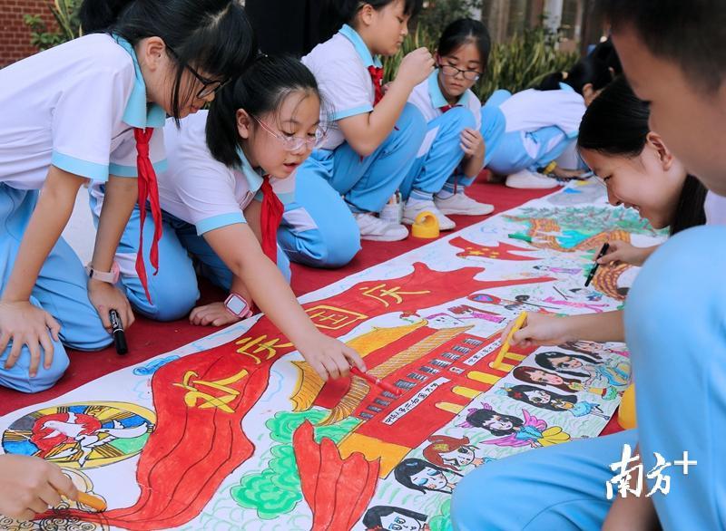 学生们一起绘长画卷，表达对祖国的祝福。