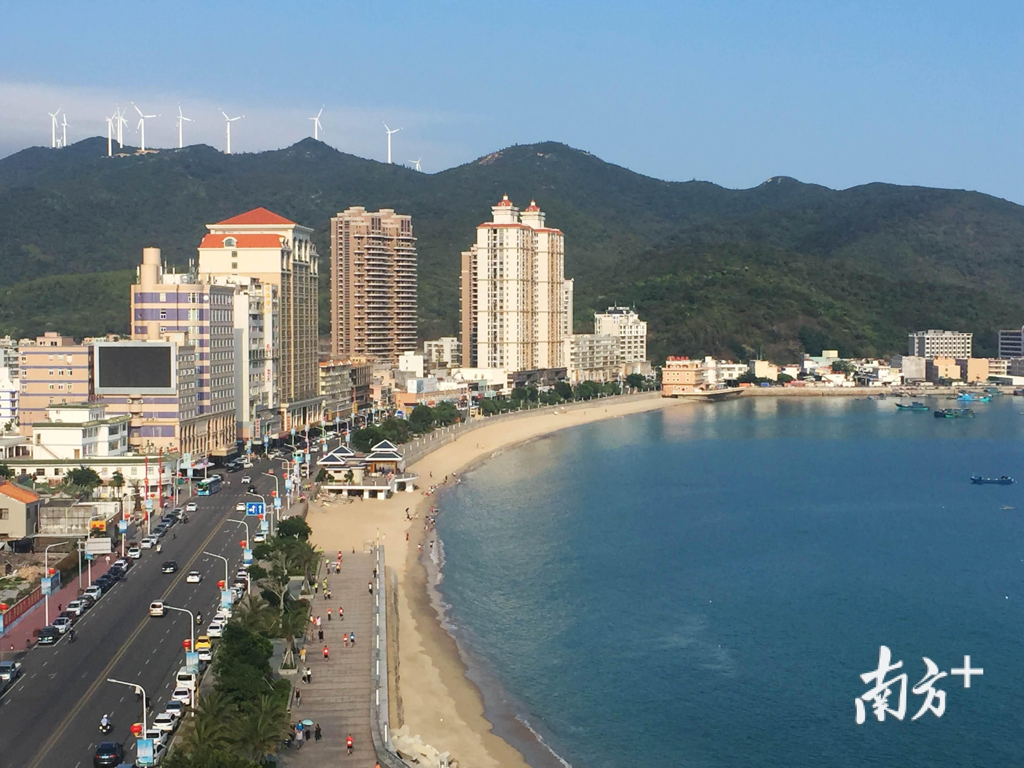 每到节假日,热门的南澳海岛经常熙熙攘攘。张伟炜 摄 每到节假日,热门的南澳海岛经常熙熙攘攘。张伟炜 摄