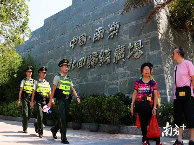 旅游景区游人如织,汕头边防支队派出官兵加强辖区巡逻。 刘建高 摄 旅游景区游人如织,汕头边防支队派出官兵加强辖区巡逻。 刘建高 摄