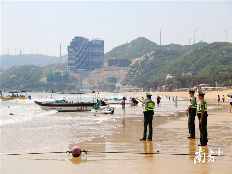 边防警察在叮嘱游客登船出海要穿着救生衣。 刘建高 摄 边防警察在叮嘱游客登船出海要穿着救生衣。 刘建高 摄