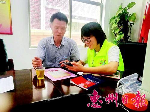 社工与退伍老兵交流记录老兵故事。 社工与退伍老兵交流记录老兵故事。