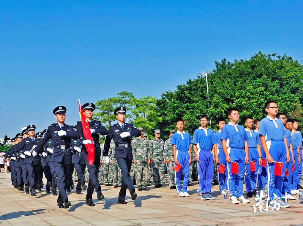护旗队踏着整齐的步伐,朝着升旗台走去。 护旗队踏着整齐的步伐,朝着升旗台走去。