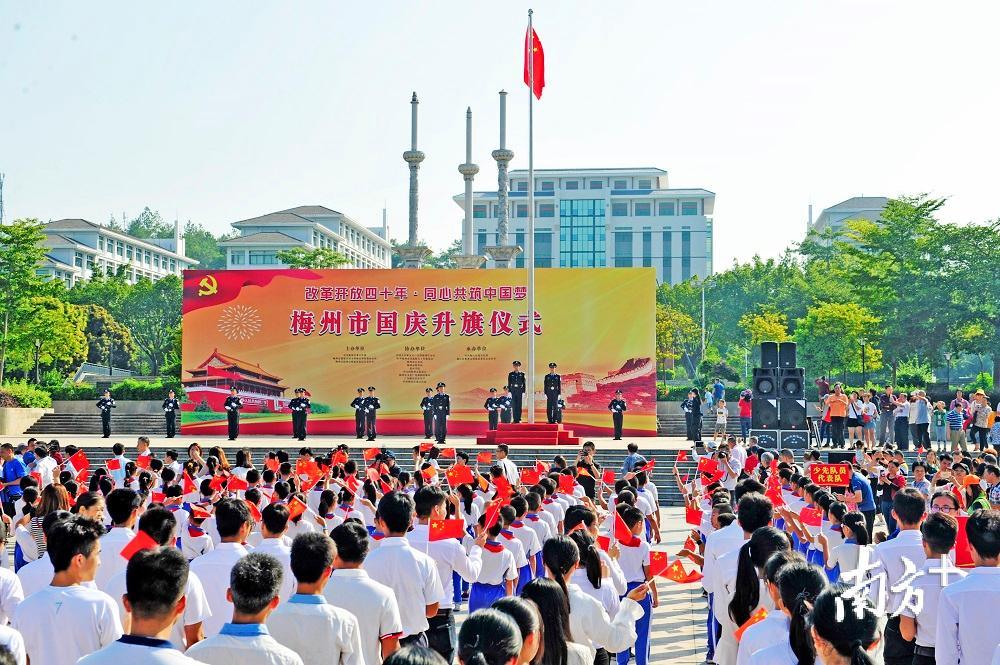 不少市民自发参加升国旗仪式。据估计,参与此次升旗仪式的人数有近千人。 不少市民自发参加升国旗仪式。据估计,参与此次升旗仪式的人数有近千人。