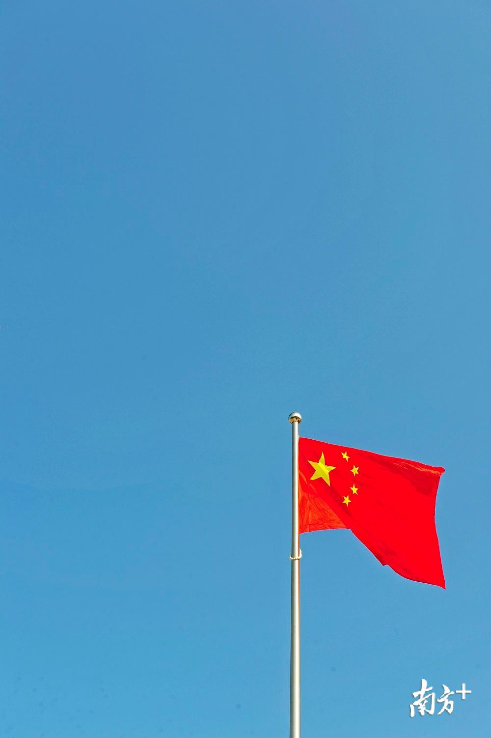 梅州举行“改革开放四十年•同心共筑中国梦”国庆升旗仪式,庆祝祖国生日。 梅州举行“改革开放四十年•同心共筑中国梦”国庆升旗仪式,庆祝祖国生日。