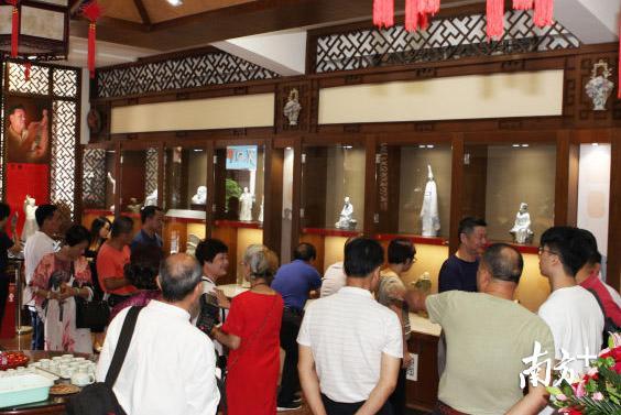 1日,潮州牌坊街,颐陶轩潮州窑博物馆,郑奕林作品吸引不少人前来观展。 1日,潮州牌坊街,颐陶轩潮州窑博物馆,郑奕林作品吸引不少人前来观展。
