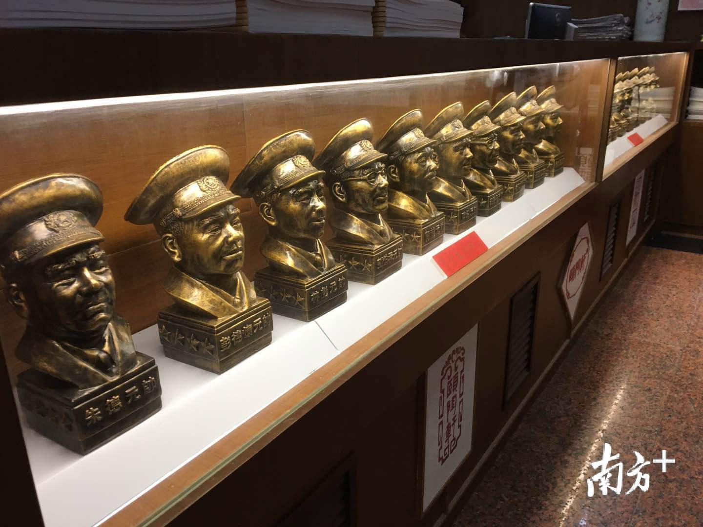 图为郑奕林瓷塑作品《十大元帅》,此为陶瓷作品,并非铜塑。 图为郑奕林瓷塑作品《十大元帅》,此为陶瓷作品,并非铜塑。