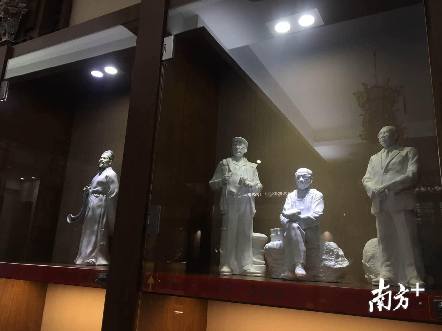 图为郑奕林潮人形象作品《饶宗颐》等。 图为郑奕林潮人形象作品《饶宗颐》等。