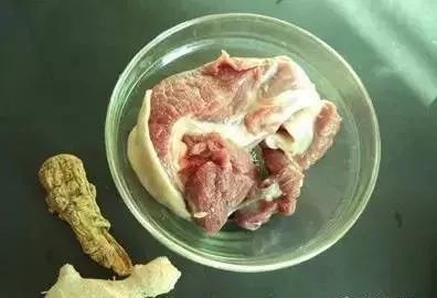 当归30克，生姜60克，羊肉500克，葱30克，黄酒50毫升，盐15克。