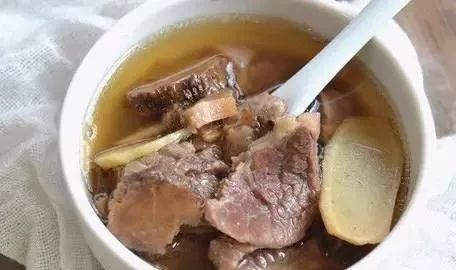 当归20g、黄芪10g、干姜、猪瘦肉200g。