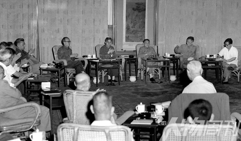 1977年8月4日，邓小平在人民大会堂主持召开了科学和教育工作座谈会。就是在这次会议上，邓小平果断决策――恢复中断10年的高考制度    图 / 新华社