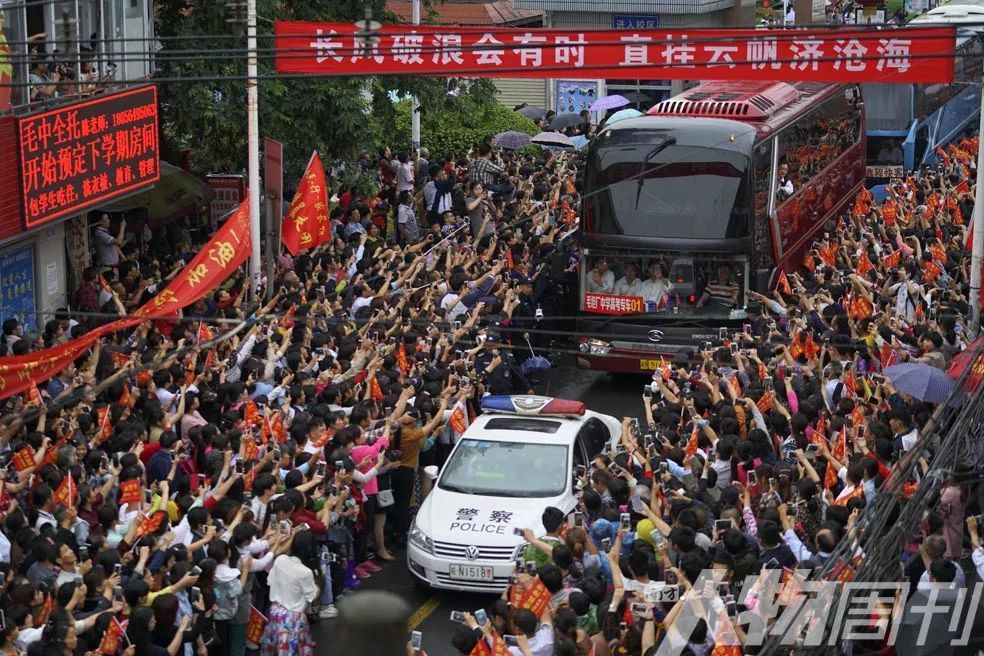 2017年6月5日，安徽六安，在毛坦厂中学校门外，家长与居民夹道欢送参加高考的考生们    图 / 杨一凡