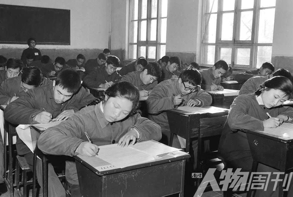 1977年，在北京参加高等学校入学考试的青年正在认真答卷   图 / 新华社