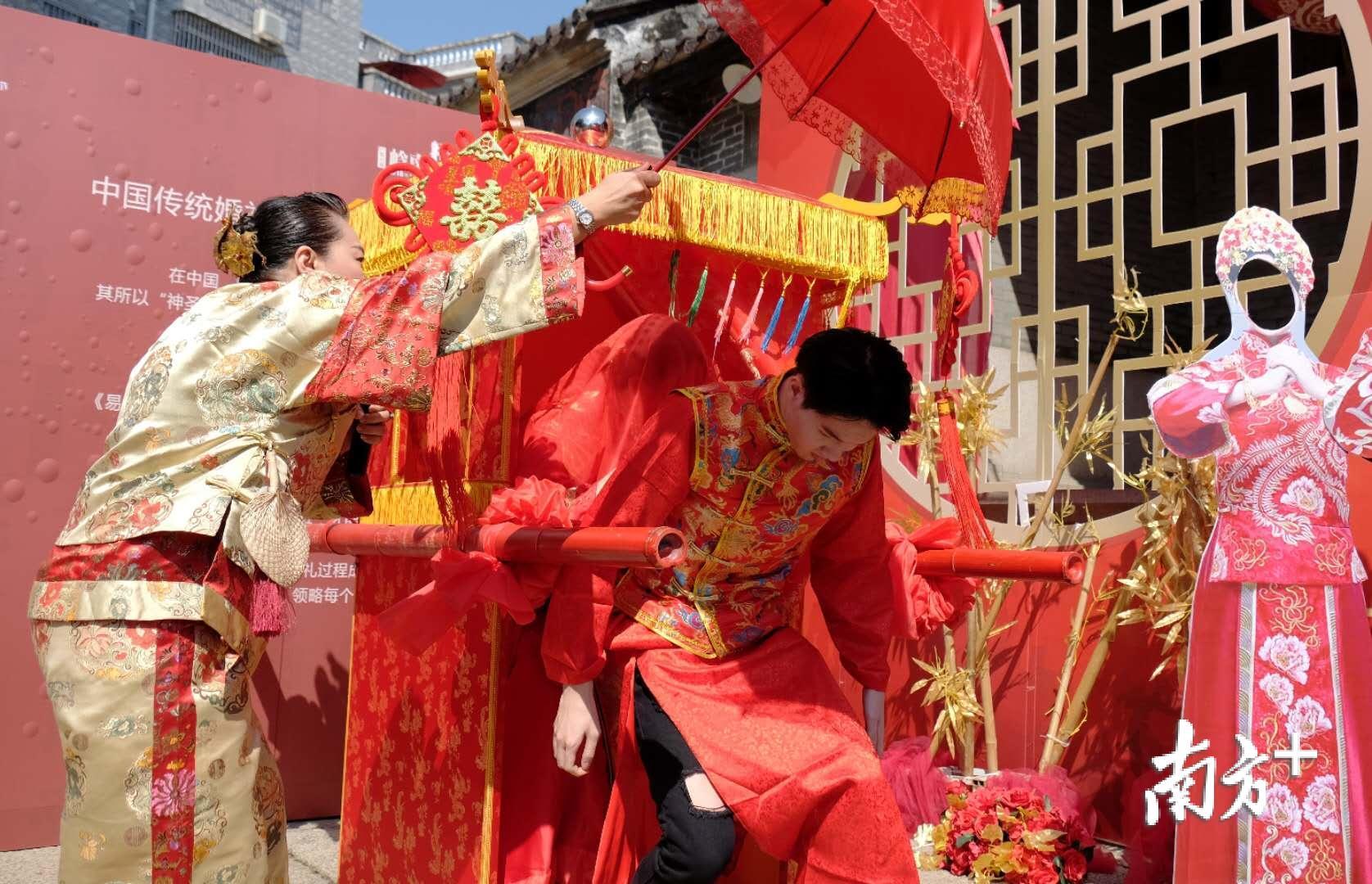 国庆长假第三天,第六届岭南祠堂文化节之广府传统婚庆展演活动,在黄埔古村胡氏宗祠举行。现场鼓乐齐鸣,锣鼓喧天,场面气氛热闹,仪式严谨庄重,真实再现了广府传统婚庆习俗,吸引了大批市民前来观礼。