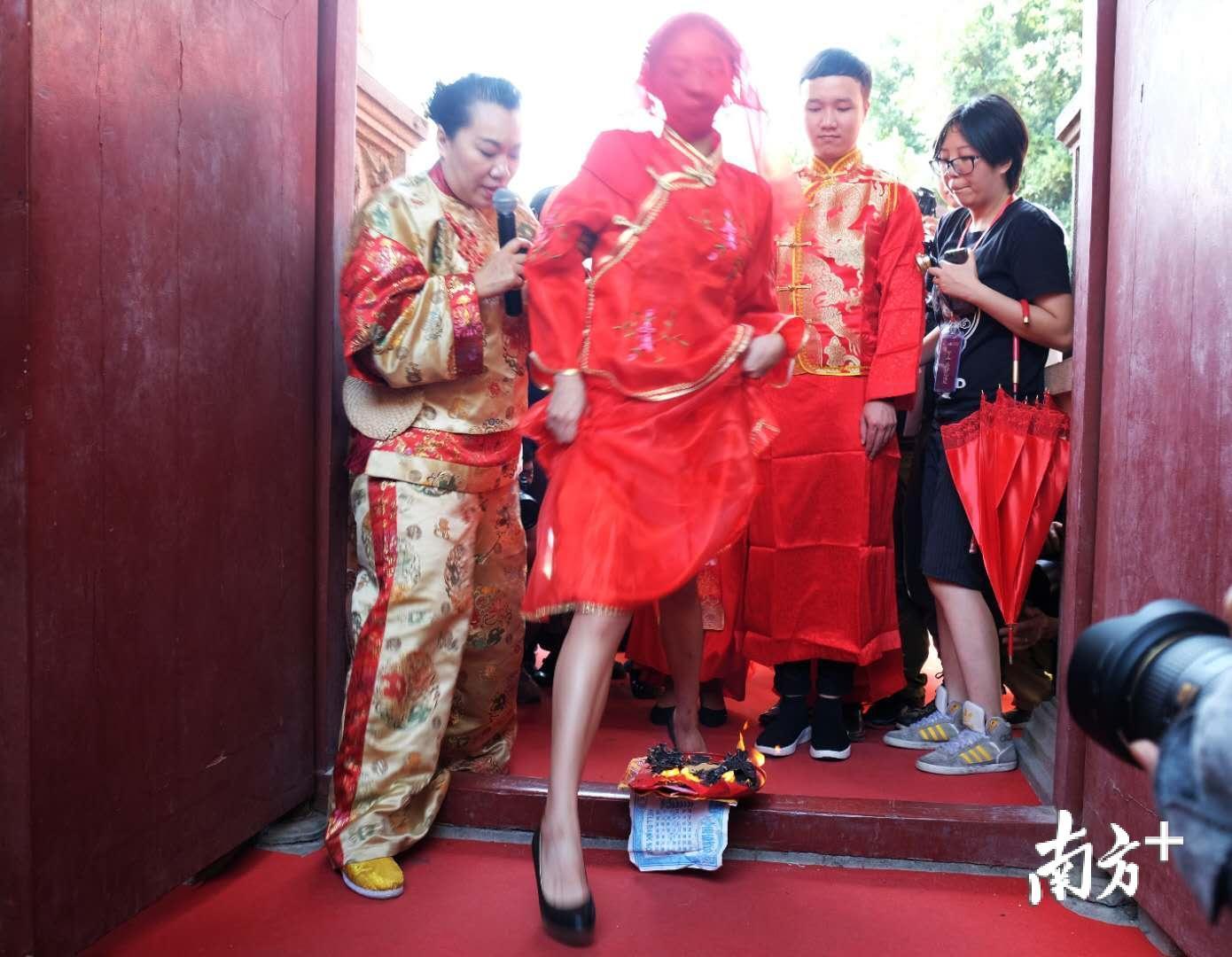 活动在八音锣鼓声中拉开帷幕,由主办方介绍中华婚庆服饰展发展脉络后,婚礼展演正式开始,红妆出阁、花桥迎亲、祠堂大礼,仪式环环相扣,寓意深远,十分喜庆,现场观众直呼“过足瘾”。