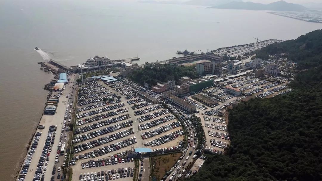 山咀港码头停满了自驾车,自驾游火爆▲山咀码头人流高峰期,游客