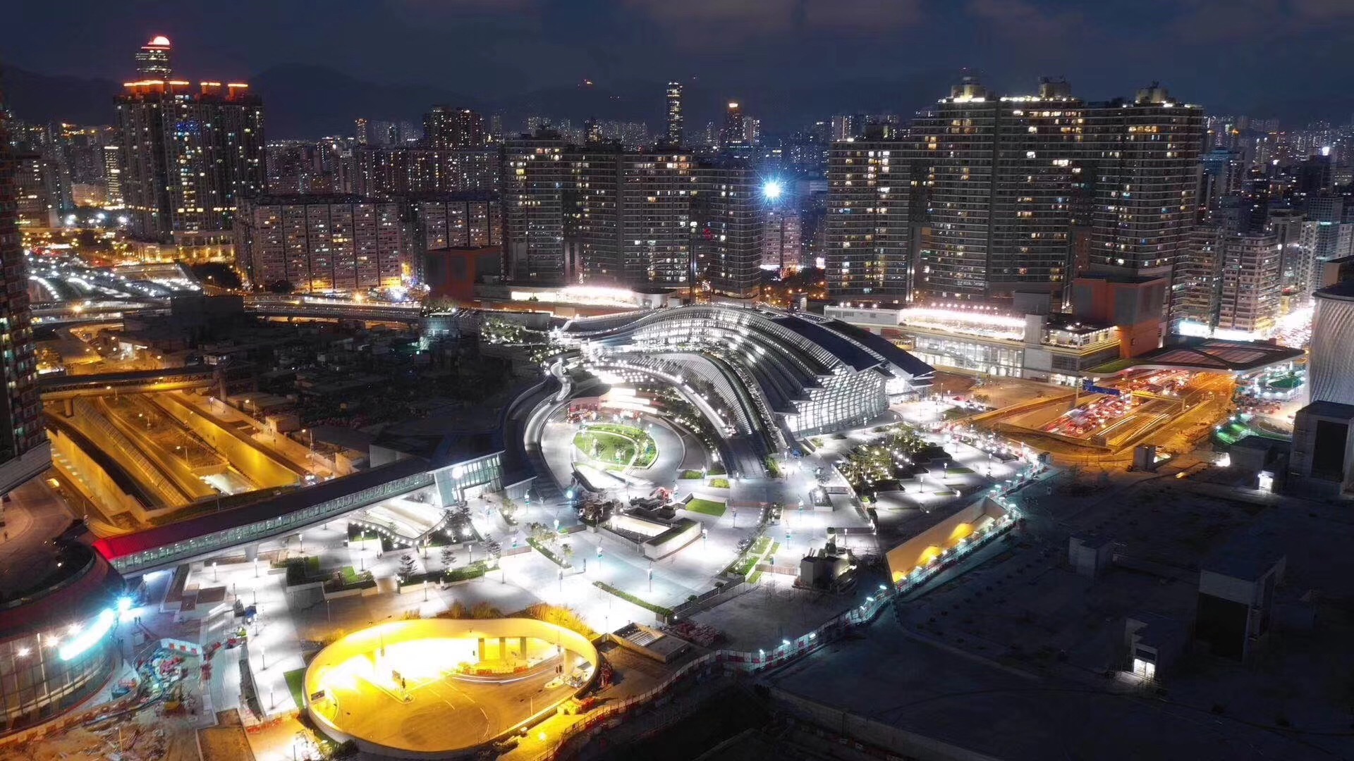 9月23日清晨,香港西九龙高铁站内灯火通明,首趟广深港高铁静待发车!