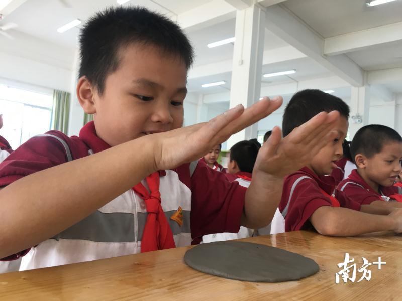 南山镇小学生正在制作泥塑作品 南山镇小学生正在制作泥塑作品
