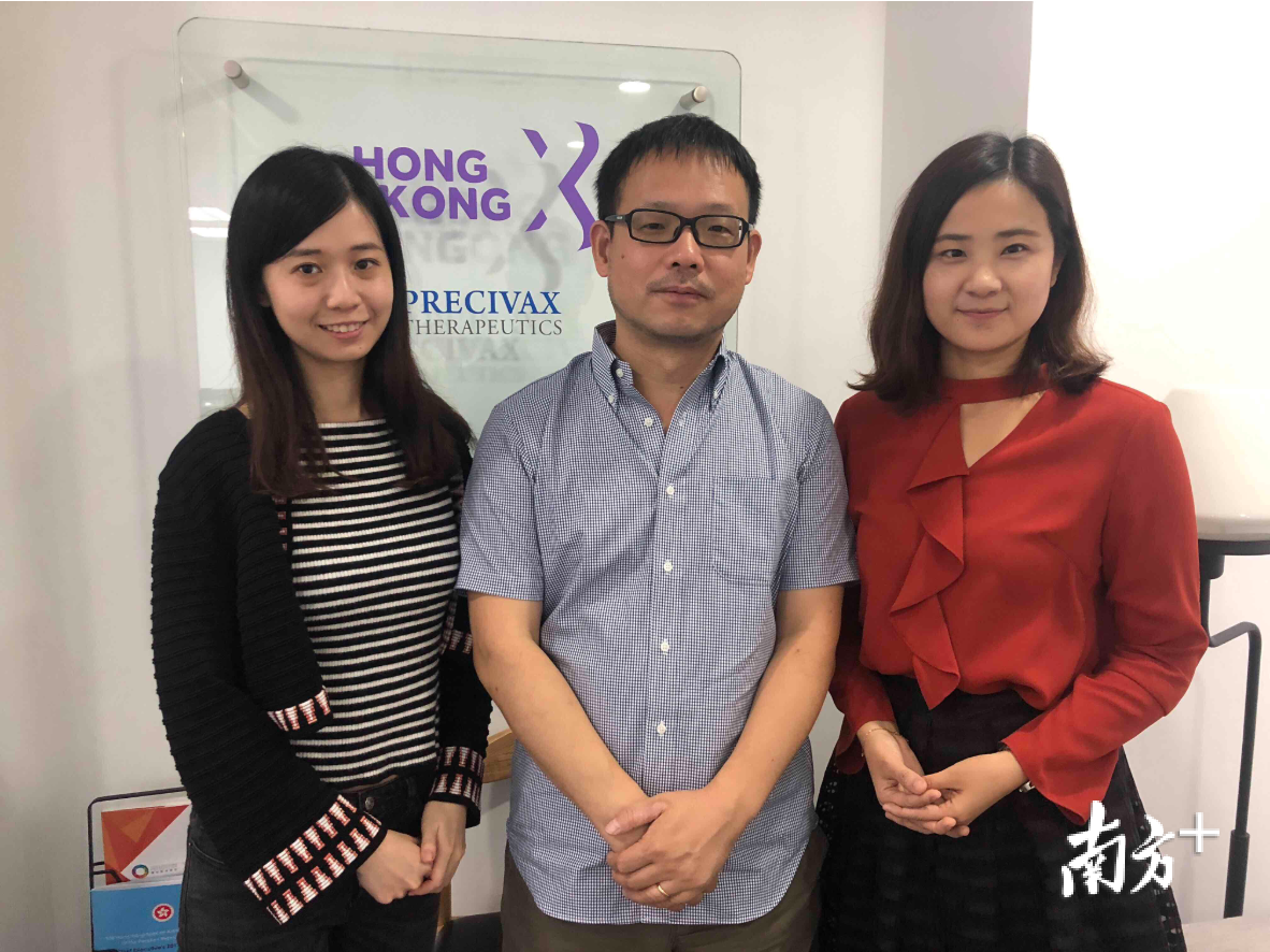 记者与X平台联合创始人陈冠华（中）