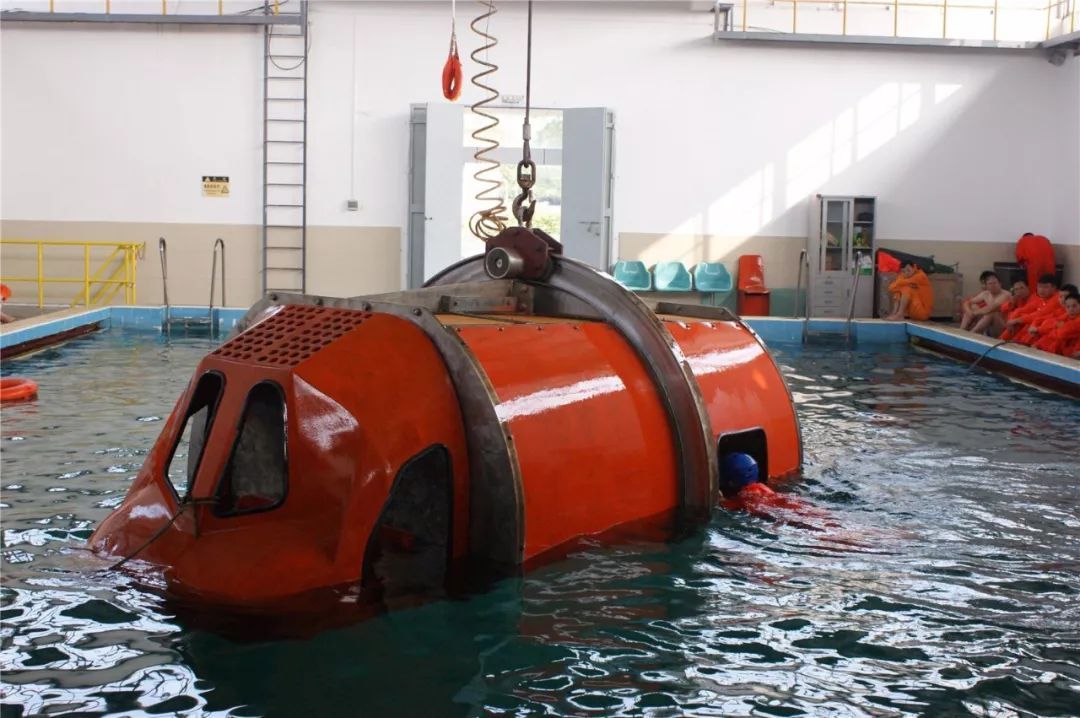 边检官兵正在开展水下逃生科目训练 林弋霏 摄