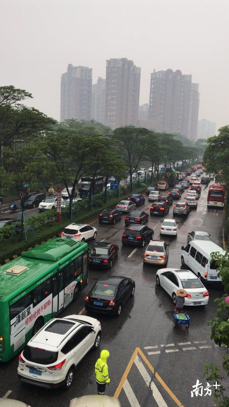 桂平西路受影响拥堵严重。南方+记者 李慧君 摄 桂平西路受影响拥堵严重。南方+记者 李慧君 摄