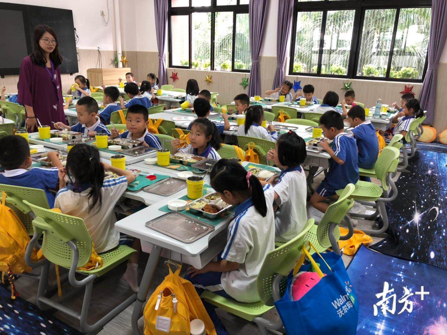 孩子们在教室里吃午餐.