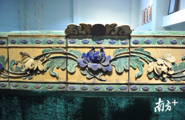 光绪甲午年间,牡丹花花脊。 光绪甲午年间,牡丹花花脊。