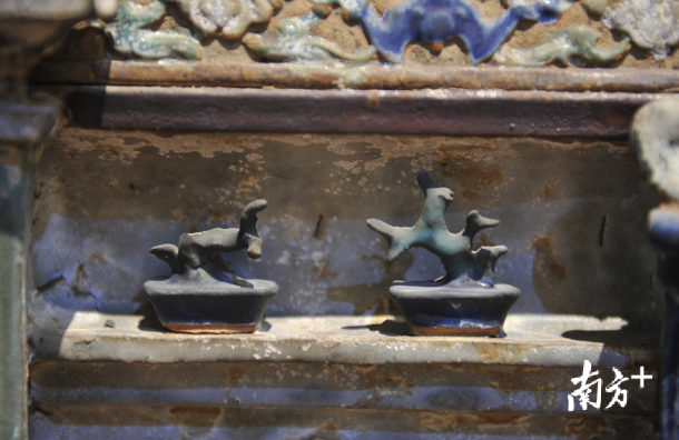 咸丰七年的这条石湾瓦脊上,有多种小盆景摆件装点生活。 咸丰七年的这条石湾瓦脊上,有多种小盆景摆件装点生活。