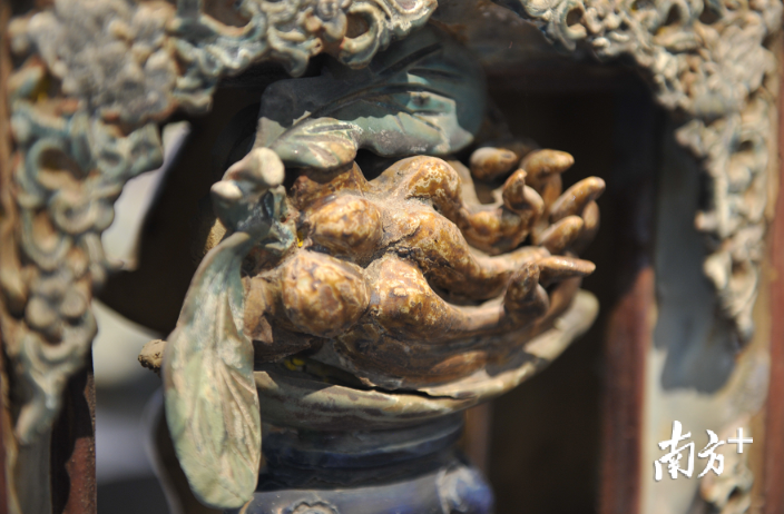 佛手是典型的岭南瓜果,佛通“福”,寓意福泽绵长。 佛手是典型的岭南瓜果,佛通“福”,寓意福泽绵长。