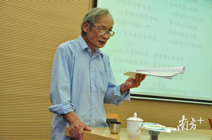 “杨宝霖讲东莞文史”品牌讲座上,主讲人每次都会准备好他亲手写成的讲稿。(受访单位供图) “杨宝霖讲东莞文史”品牌讲座上,主讲人每次都会准备好他亲手写成的讲稿。(受访单位供图)