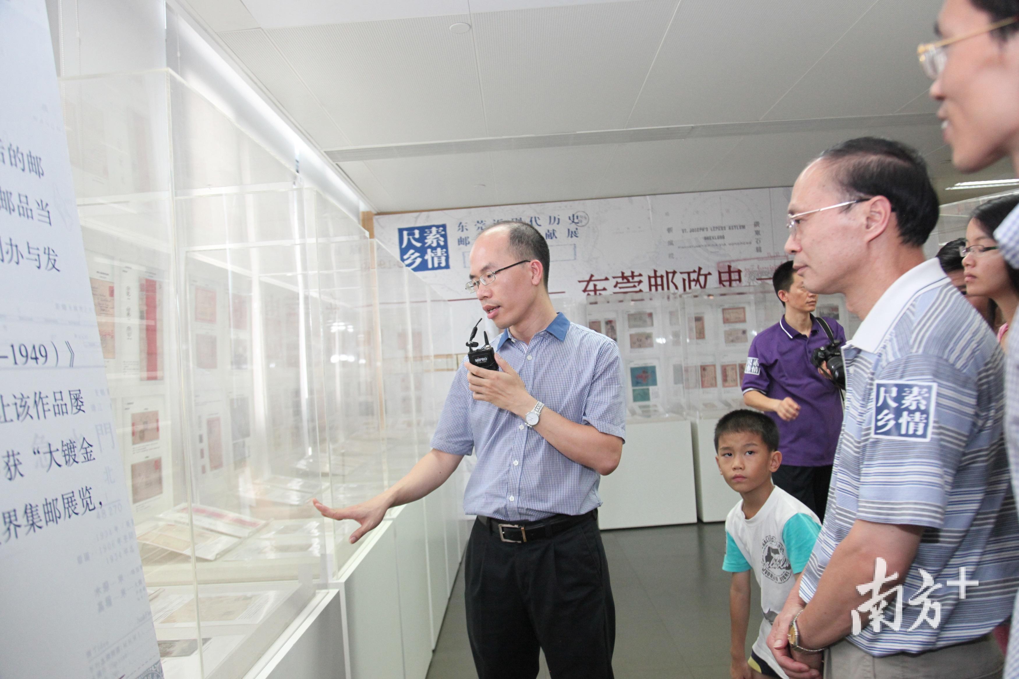 尺素乡情——东莞近现代历史邮品与文献展,收藏家王晓强在给市民导览。(受访单位供图) 尺素乡情——东莞近现代历史邮品与文献展,收藏家王晓强在给市民导览。(受访单位供图)