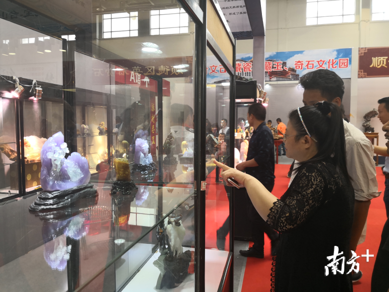 今年的陈村名石展展示了全国多地的奇石，吸引了众多市民前来一睹风采。