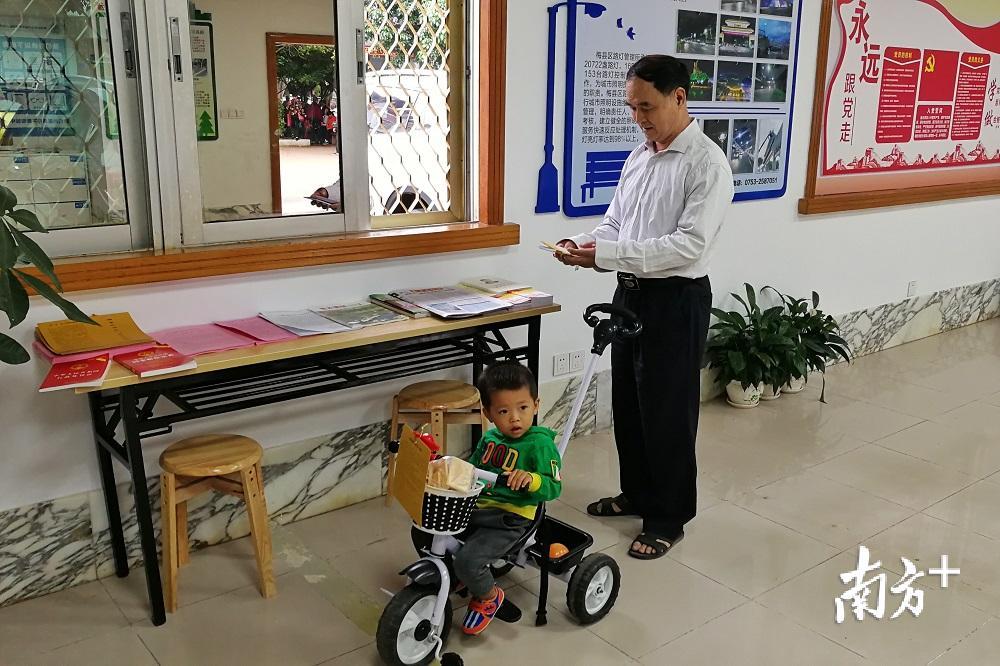 梅县区城管宣传工作室内，市民正在了解城管职能及法规。（黄韬炜 摄）