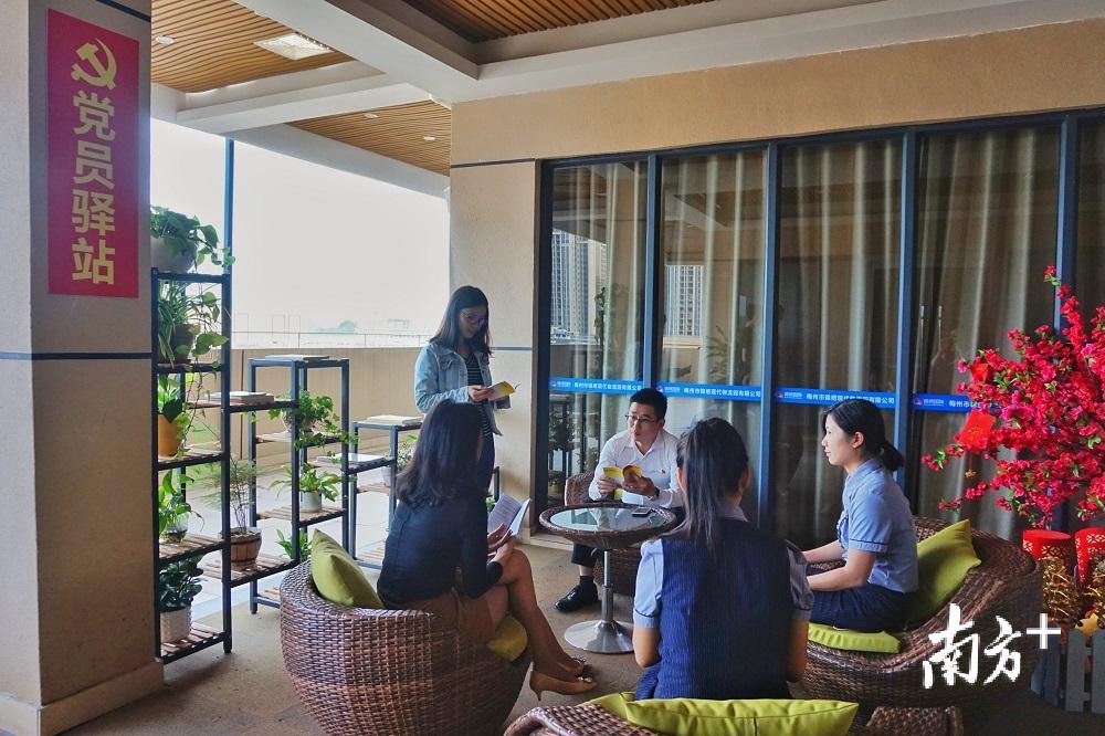 在锦绣国际党支部党员驿站，党员们正在学习交流。（吴丽伶 摄）