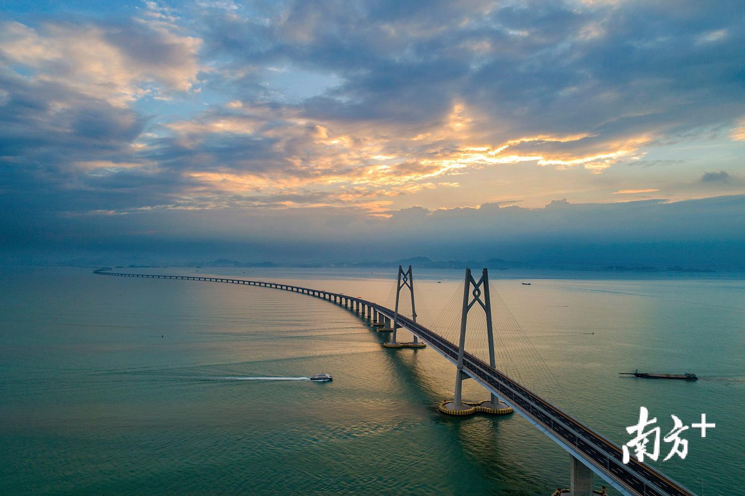 △2018年7月17日，傍晚时分，繁忙的青州航道。港珠澳大桥是“一国两制”框架下粤港澳三地首次合作建设的大型跨海交通工程，也是世界上最长的跨海大桥工程。