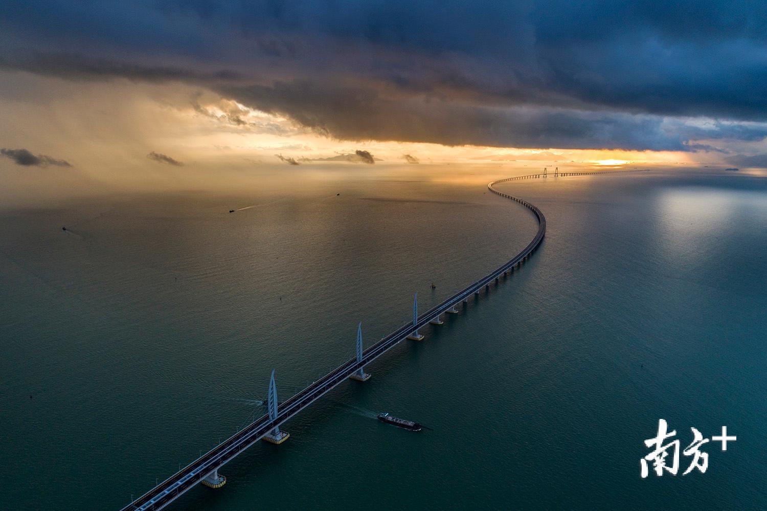 △2018年7月20日，一场暴雨突然而至，港珠澳大桥的上空一边暴雨倾盆一边阳光普照。