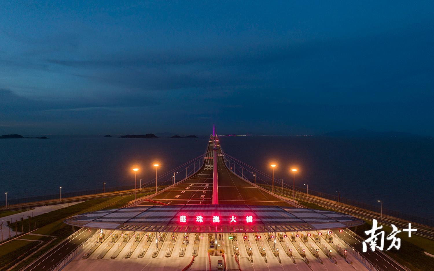 △2018年7月16日，珠澳口岸人工岛上的港珠澳大桥收费站灯火通明。